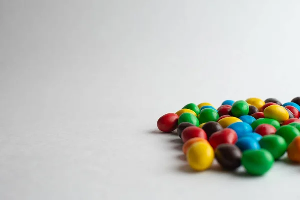 Barevné čokoládové bonbony na bílém pozadí — Stock fotografie
