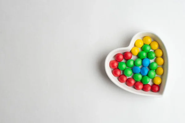 Bir kase çok renkli çikolata şekerleme