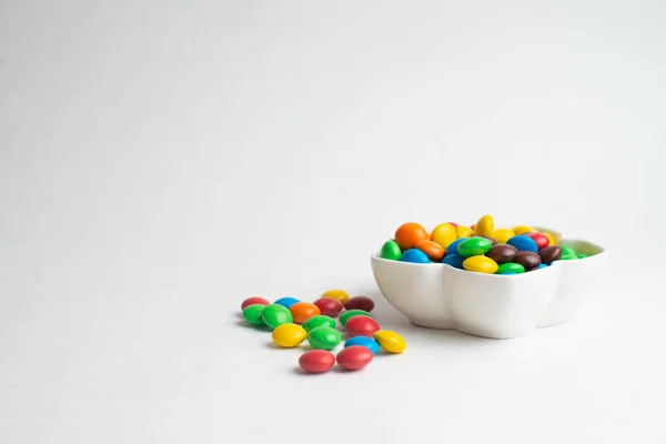 Bir kase çok renkli çikolata şekerleme