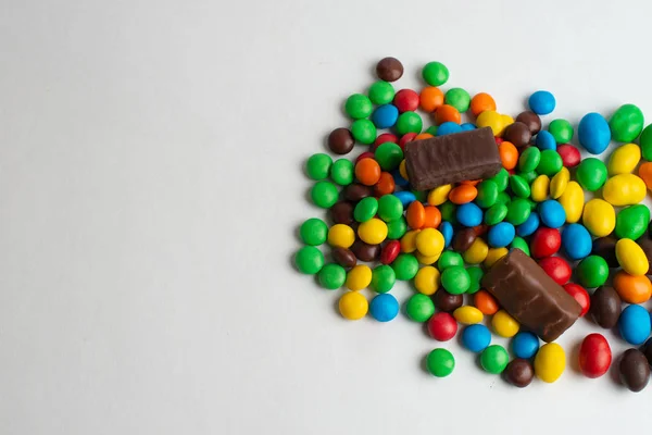 A fehér háttér színes csokoládé cukorka — Stock Fotó