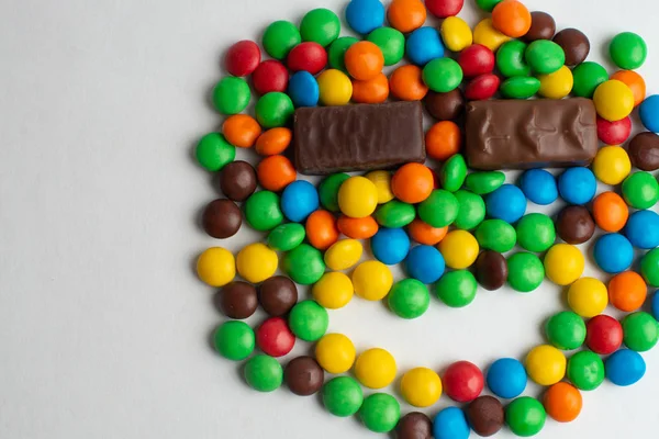 Doces de chocolate coloridos no fundo branco — Fotografia de Stock