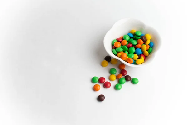 Uma tigela de doces de chocolate multicoloridos — Fotografia de Stock