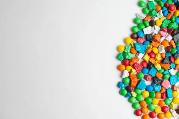 흰색 바탕에 색된 사탕의 다채로운 프레임 — 스톡 사진