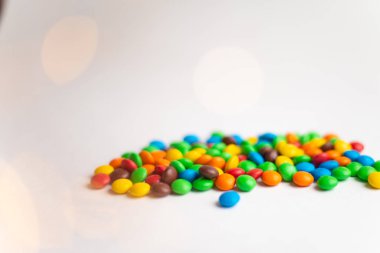 Beyaz zemin üzerine çikolata çok renkli şekerleme kaplı