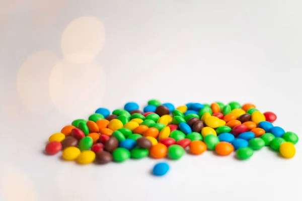 Chocolate revestido doces multicoloridos no fundo branco com — Fotografia de Stock