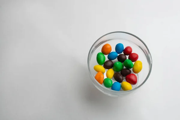 다 색 초콜릿 사탕 그릇 — 스톡 사진