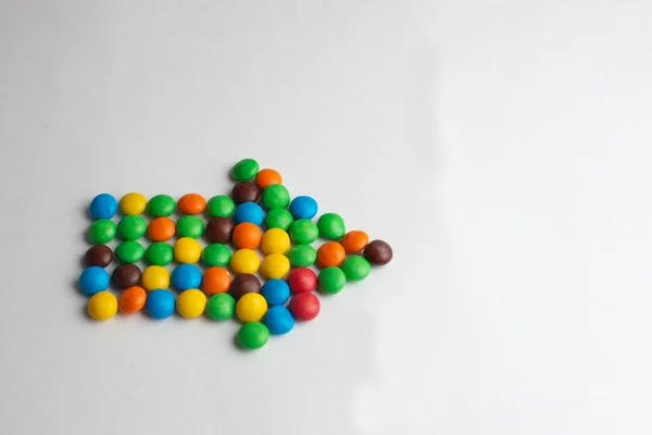 Bonbons au chocolat colorés sur le fond blanc — Photo