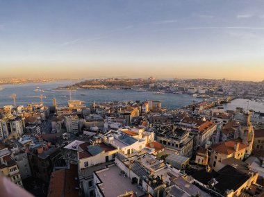 Galata Kulesi Istanbul şehrine altın gün batımı görünümü
