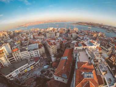 Galata Kulesi Istanbul şehrine altın gün batımı görünümü