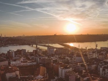 Galata Kulesi Istanbul şehrine altın gün batımı görünümü