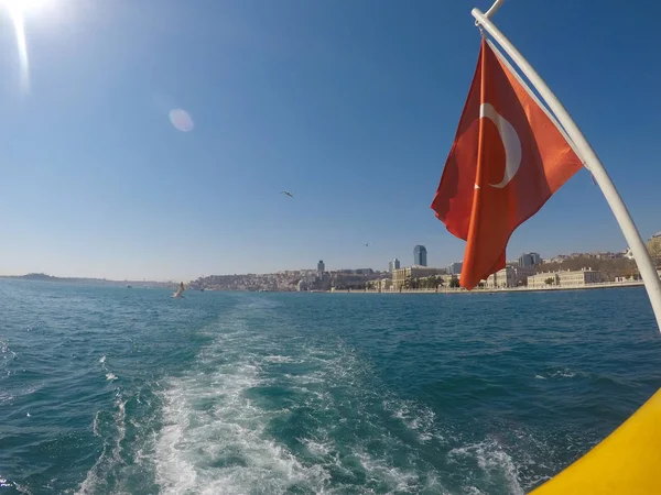 Türkei-Flagge am Bosporus am türkischen Schiff "Vapur" — Stockfoto