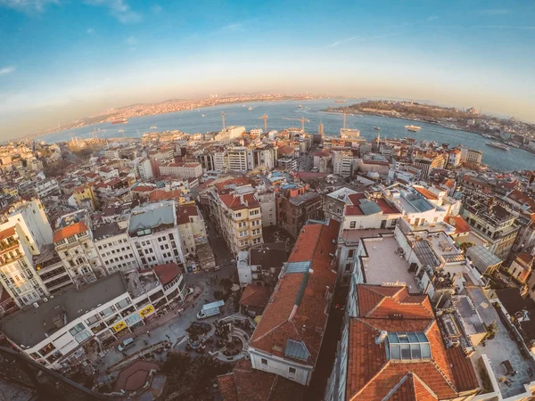 Galata Kulesi Istanbul şehrine altın gün batımı görünümü — Stok fotoğraf