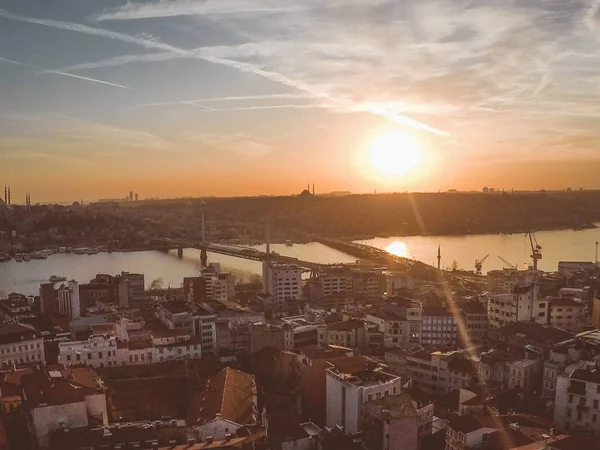 Goldener Sonnenuntergang vom Galata-Turm auf Istanbul — Stockfoto