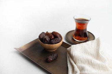 Ramazan Kareem Festivali, siyah fincan ile ahşap kase tarihler 