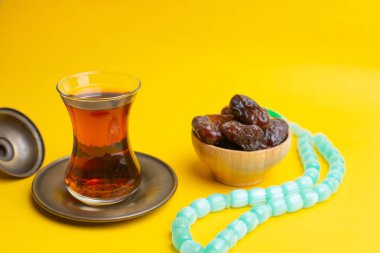 Ramazan Kareem Festivali, siyah fincan ile ahşap kase tarihler 