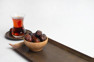 Ramazan Kareem Festivali, siyah fincan ile ahşap kase tarihler 