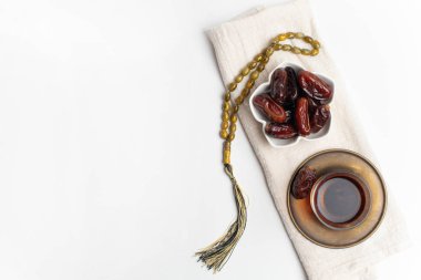 Ramazan Kareem Festivali, siyah fincan ile ahşap kase tarihler 