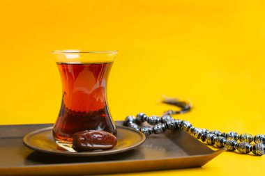 Ramazan Kareem Festivali, siyah fincan ile ahşap kase tarihler 