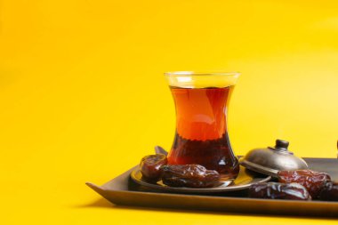 Ramazan Kareem Festivali, Bir fincan siyah çay o ile kasede Tarihler