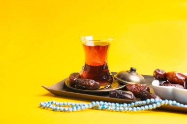 Ramazan Kareem Festivali, siyah fincan ile ahşap kase tarihler 