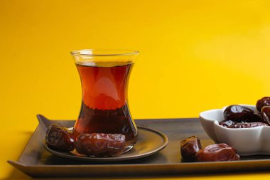 Ramazan Kareem Festivali, Bir fincan siyah çay o ile kasede Tarihler