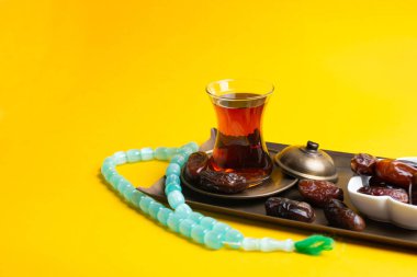 Ramazan Kareem Festivali, siyah fincan ile ahşap kase tarihler 