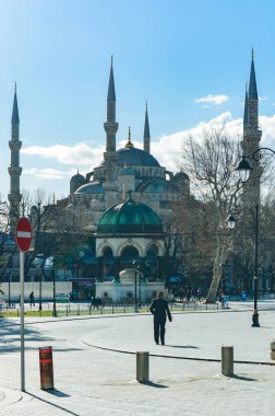 İstanbul, Türkiye 6 Mart 2019: Boyuk ada çift eliyle iki dondurma ile