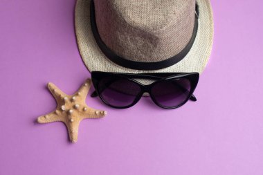 Yaz aksesuarları, kabukları, şapka ve güneş gözlüğü açık pembe ba