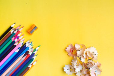 Sarı arka planda renkli kalemler. Okul konseptine geri dön.