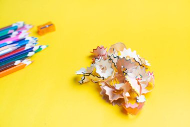 Sarı arka planda renkli kalemler. Okul konseptine geri dön.