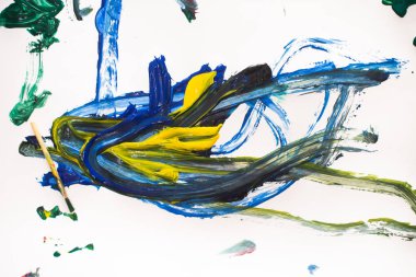 Beyaz kağıt üzerinde suluboya ile boyama küçük bir çocuk. Yaktı