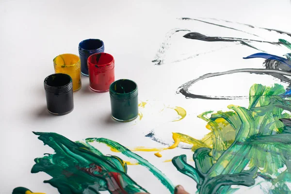 Mãos de um menino pintando com aquarelas em papel branco s — Fotografia de Stock