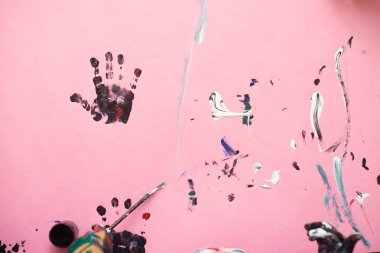 Pembe kağıt sh suluboya ile boyama küçük bir çocuğun elleri