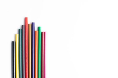 Okul malzemeleri ve beyaz arka plan üzerinde renkli kalemler. Geri t