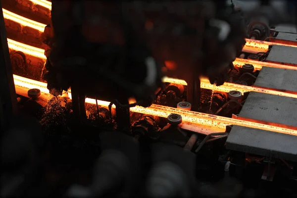 Rood Hete Stalen Metalen Knuppels Gesmolten Stalen Gieten Kettinggietmachine Achtergrond — Stockfoto