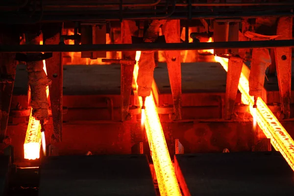 Rood Hete Stalen Metalen Knuppels Gesmolten Stalen Gieten Kettinggietmachine Achtergrond — Stockfoto