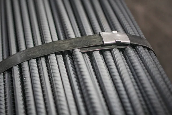 Metalurji fabrikasının deposunda armatür inşa ediyoruz. Armatür inşa etmeye yakın çekim.