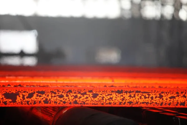 Rood Hete Stalen Metalen Knuppels Gesmolten Stalen Gieten Kettinggietmachine Achtergrond — Stockfoto