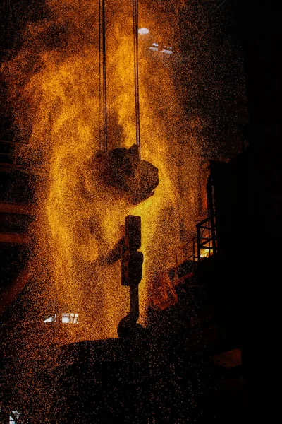 电炉中的钢铁生产 钢水的火花 电弧炉车间Eaf 冶金生产 重工业 — 图库照片