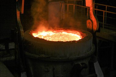 Elektrikli fırınlarda çelik üretimi. Erimiş çelikten kıvılcımlar. Elektrikli ark fırını EAF. Metalurjik üretim, ağır sanayi, mühendislik, çelik yapımı.