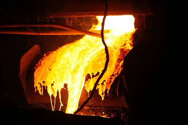 Warm Staal Gieten Staalfabriek Gesmolten Metaal Gegoten Uit Lepel Metallurgische — Stockfoto