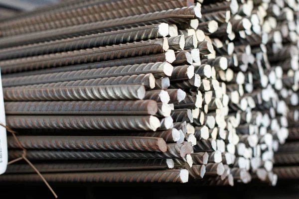 Metalurji fabrikasının deposunda armatür inşa ediyoruz. Armatür inşa etmeye yakın çekim.