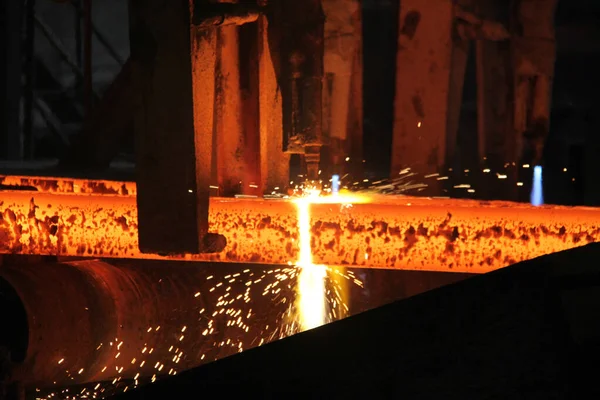 Stålbillets Vid Facklan Skärning Metallurgisk Anläggning Metallurgisk Produktion Tung Industri — Stockfoto