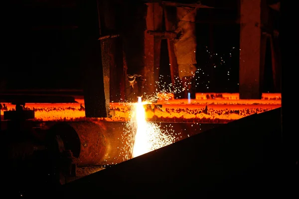 Stålbillets Vid Facklan Skärning Metallurgisk Anläggning Metallurgisk Produktion Tung Industri — Stockfoto