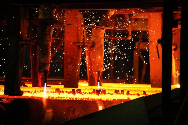 Meşalenin Yanındaki Çelik Bölmeler Metalürjik Bitkileri Kesiyor Metalurjik Üretim Ağır — Stok fotoğraf