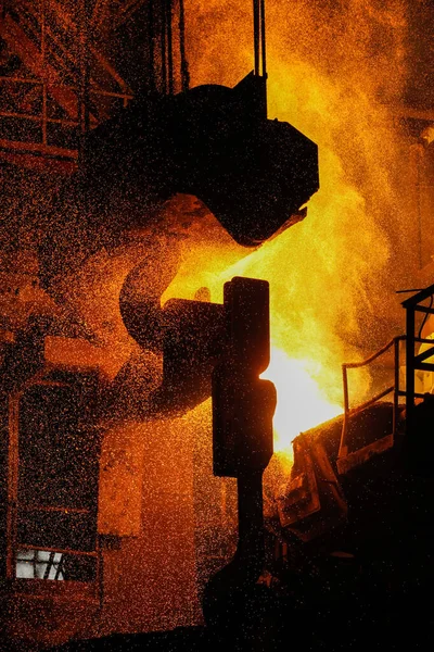 Elektrikli fırınlarda çelik üretimi. Erimiş çelikten kıvılcımlar. Elektrikli ark fırını EAF. Metalurjik üretim, ağır sanayi, mühendislik, çelik yapımı