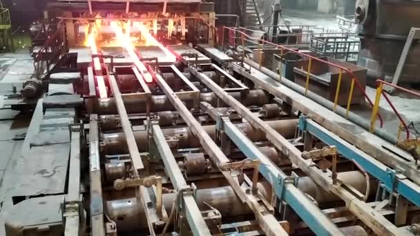 Billette metalliche in acciaio caldo rosso dopo fusione in acciaio fuso. Macchina colata continua. Contesto del fabbro e dell'industria metallurgica. — Video Stock