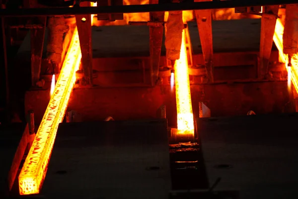 Rood Hete Stalen Metalen Knuppels Gesmolten Stalen Gieten Kettinggietmachine Achtergrond — Stockfoto