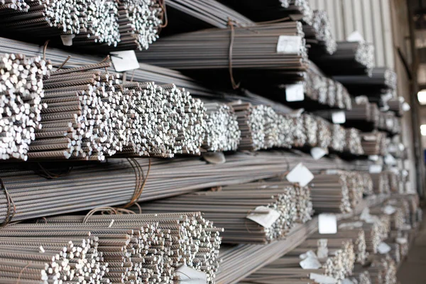 Metalurji fabrikasının deposunda armatür inşa ediyoruz. Armatür inşa etmeye yakın çekim.