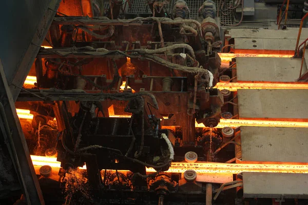 溶湯鋼鋳造後の赤熱鋼金属ビレット 連続鋳造機 冶金産業の背景 — ストック写真